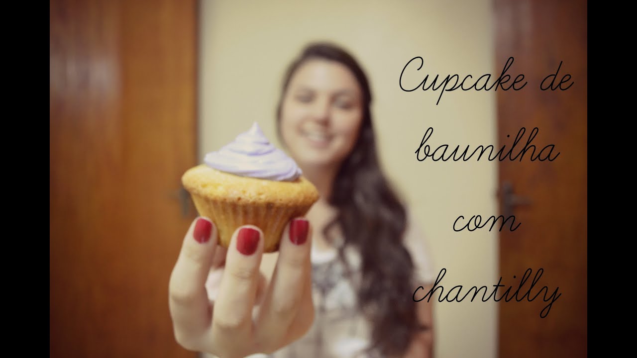 CUPCAKE DE BAUNILHA COM COBERTURA DE CHANTILLY
