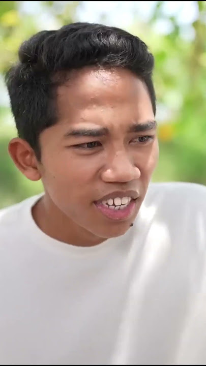 WHAT? THE ANOMALY OF A MOTORCYCLE APPROACHING ONLY HAS ITS LEGS #shortfilm #saputra #comedy #drama