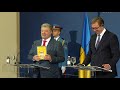 Петро Порошенко подарував Президенту Сербії книгу «Краткої історії України» сербською мовою