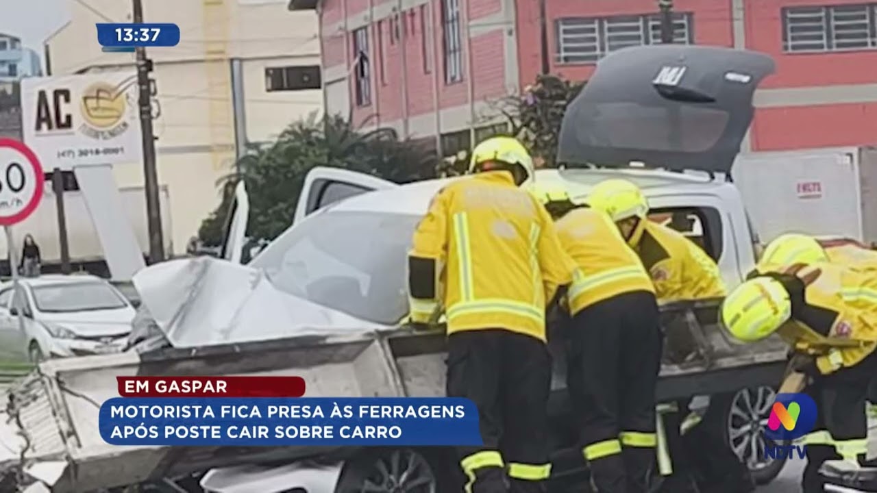 Em Gaspar: motorista fica presa às ferragens após poste cair sobre carro