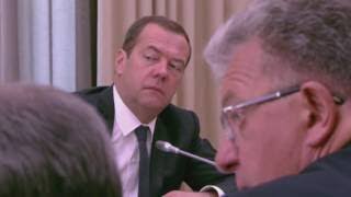 Медведева Колбасит у Путина на заседании Медведева Колбасит у Путина на заседании