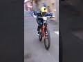 रेड बुल डाउनहिल रेस में रफ्तार दिखाते राइडर [Red Bull Cerro Abajo urban downhill race Genoa]