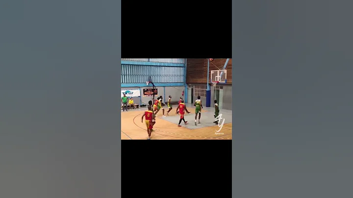 Local hero electrifies the crowd with spectacular dunks at every home game!!! Usr vs Flyers - DayDayNews