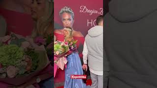 Tamara Milutinović namešta kosu Dragici Zlatić na promociji, tu je i Uroš Živković sa ženom