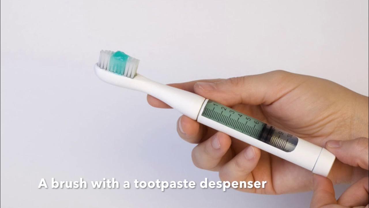 Зубная щетка в руке. Карманная зубная щетка. Зубная щетка 5000 щетинок. Круглая зубная электрическая щетка золотистый цвет. Как крутить зубную щетку на пальце.