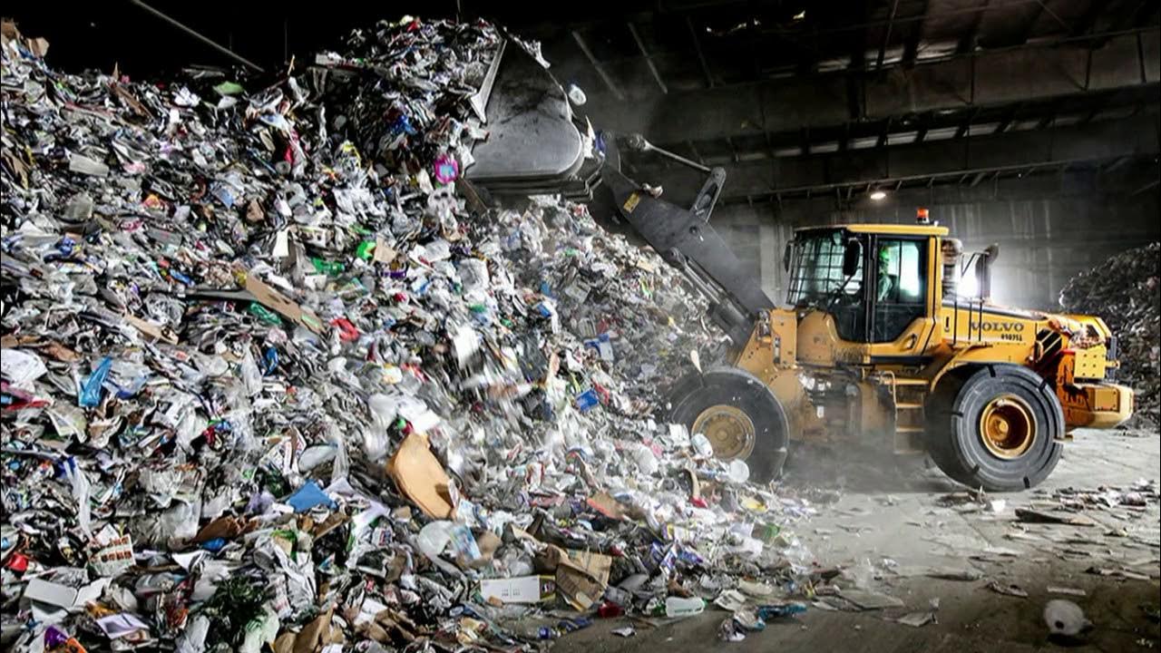 отходы 2018. пластиковый мусор на полигонах в россии. груда мусора. свалка мусора.