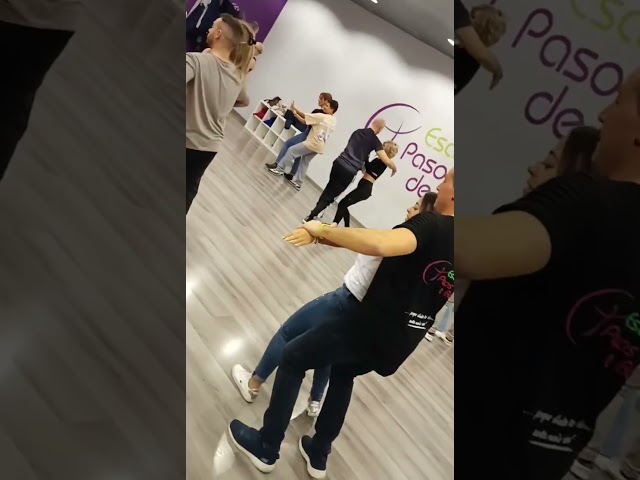 Quieres aprender o seguir perfeccionando la disciplina de bachata sensual?
Veeeente a la Escuela, aprende y disfruta!