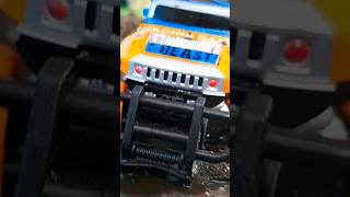 Огромный Внедорожник пытается проехать грязь. Monster Truck stuck