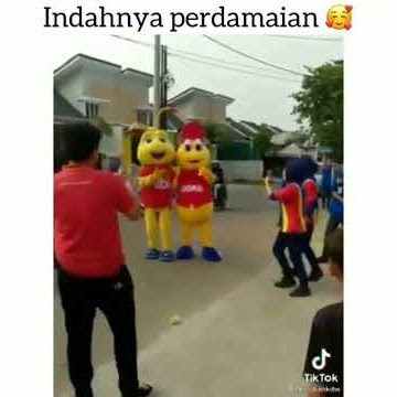 Indahnya Perdamaian #StoryWA maskot Alfamart dan indomart berpelukan...