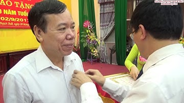 Đảng bộ cơ quan UBND huyện Thạch Thất trao Huy hiệu Đảng đợt 2/9 và tổ chức hội nghị quán triểt NQ