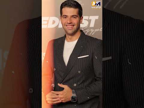 فرش مصليته وصلى تصر ف عفوي ومختلف من الفنان طارق الإبياري في عرض مسرحيته