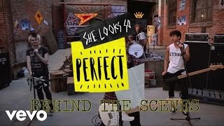 Vignette de la vidéo "5 Seconds of Summer - She Looks So Perfect (Behind The Scenes)"