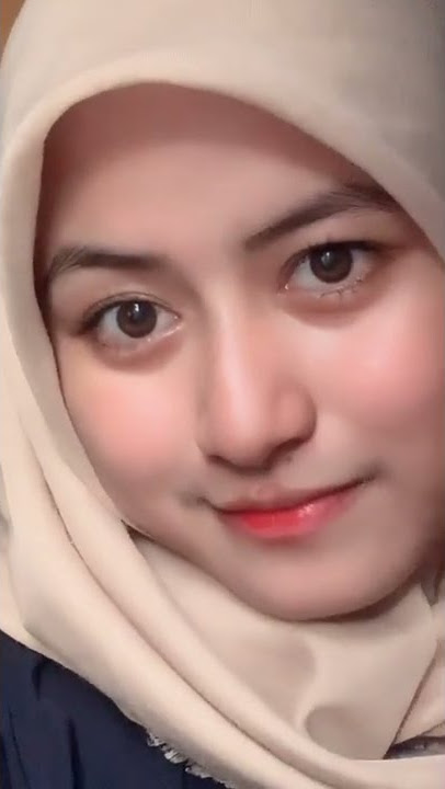 Wih ga kuat ciuman bibir pink nya ga ada obat
