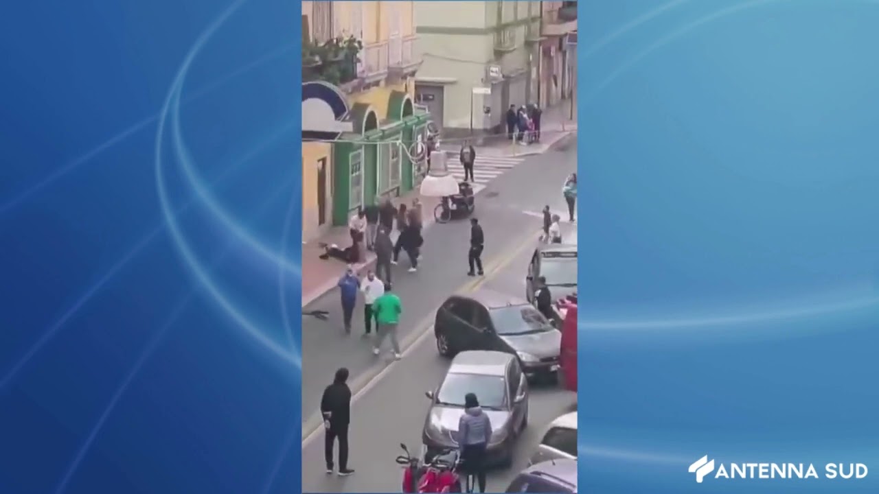 31 MARZO 2024 - TARANTO, MEGA RISSA IN STRADA CON CALCI E PUGNI