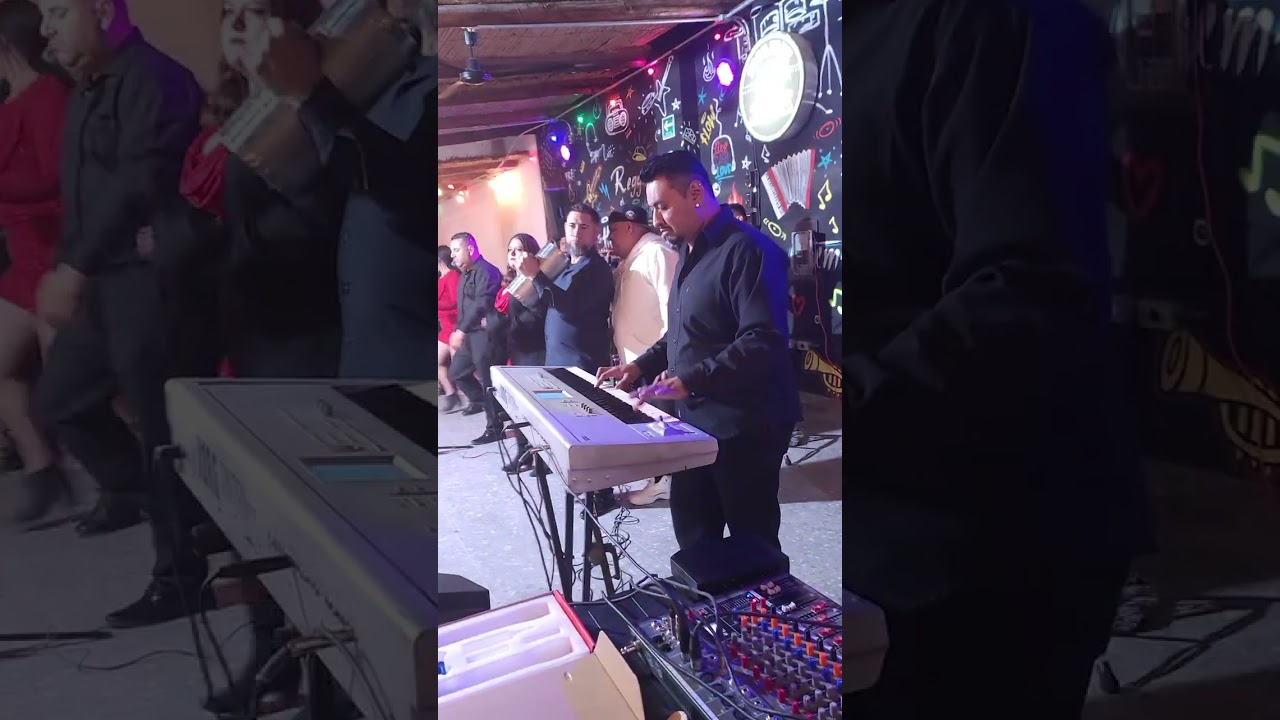 Chango negro gozateeee con LA TIPIKA FIEL SONORA