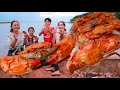Ocean crab recipe - Eating yummy crab at the sea - Picnic time with brothers and sister
