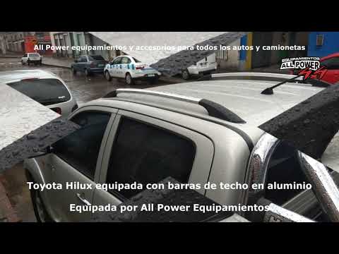 Toyota Hilux equipada con barras de techo en aluminio