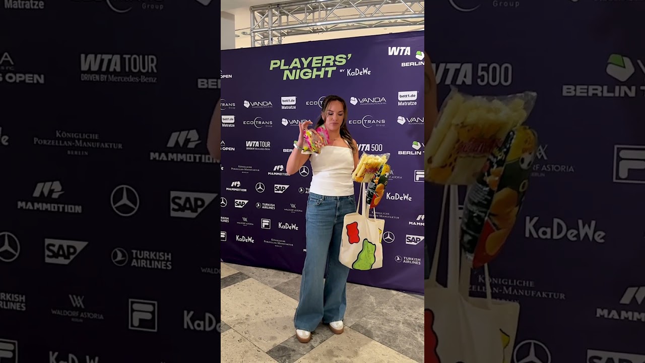 What’s in her bag?! 😏 Desirae Krawczyk always comes prepared with the snacks 🍬 #wta #tennis #candy
