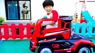 ความสนุกแสนจะดีของครอบครัวที่มีการเล่นของเล่นรถบรรทุกของเอยจุนในเรื่องราวการเล่นของเด็กอันน่าสนใจ