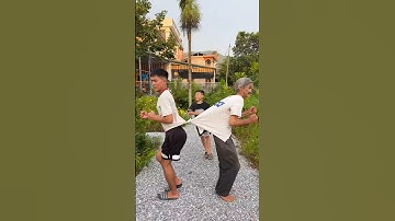 Cậu bé tốt bụng gỡ áo bị mắc cho hai ông cháu bằng Mẹo vặt cuộc sống ✂️🧑‍🦰❤️👶😱👕#shorts #cute