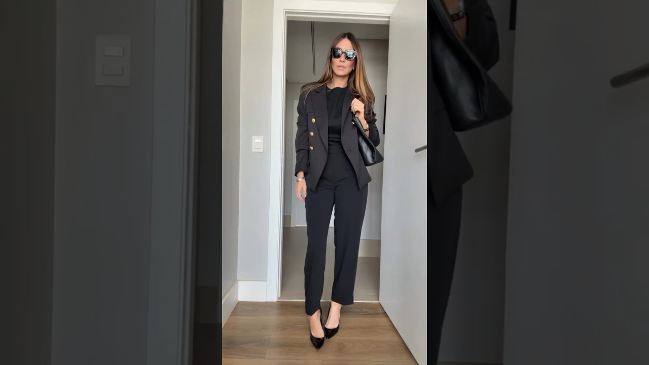 Impeccable Total Black: Gold Button Blazer & Classic Tailoring 🖤✨