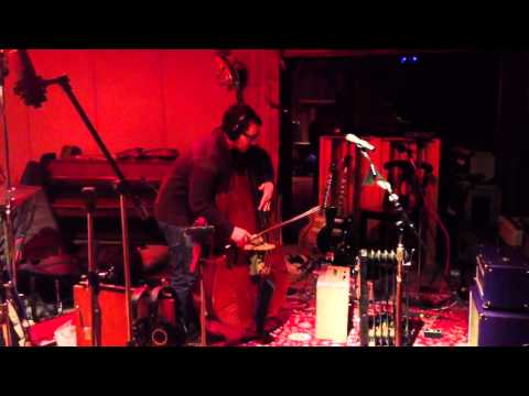 crazy-upright-bass-sounds-with-guitar-effects-in-the-studio