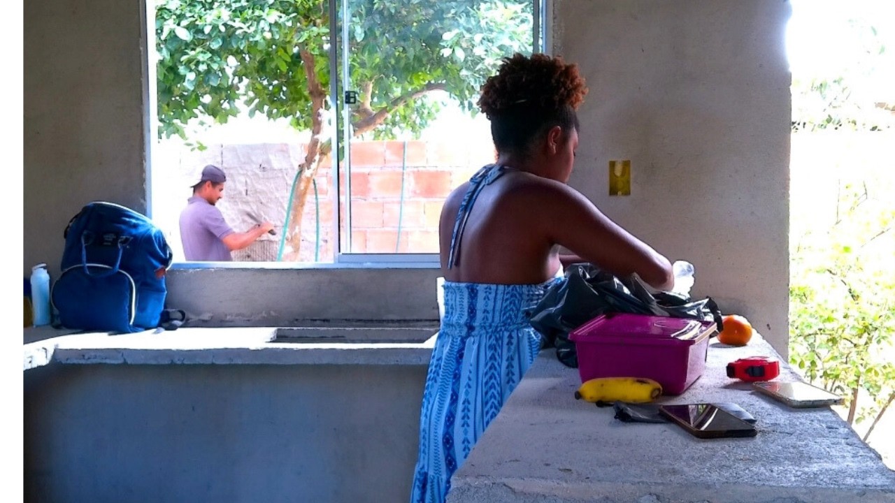 VLOG NA CASA EM CONSTRUÇÃO, NOSSO SABADO NA OBRA ,almoço, cozinhando, em familia || diario da leh #2