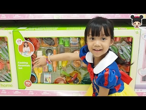 น้องดีไซน์ | พาดูของเล่นชุดครัว ของเล่นทำอาหารที่ร้าน Toy r us มีเยอะมากเลย