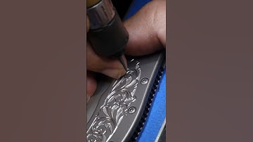 Texturing to the background. #handengraving #customengraving #acanthus #scroll #metalsmith #knife