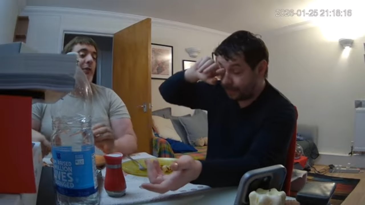 🔴 24/7 LIVE: Italian Couple in London - Real Life [DINING ROOM 🍽️] - MiGIPepeVibes - Cam 2