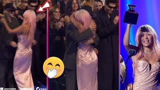 🤯Karol G corre a los brazos de Faid tras ganar en los Latin Grammy