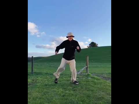 عم تمطر من الساعه ٢ العصر لحد الان والشوارع غارقانه ادعوا يلا ابواب السماء مفتوحه