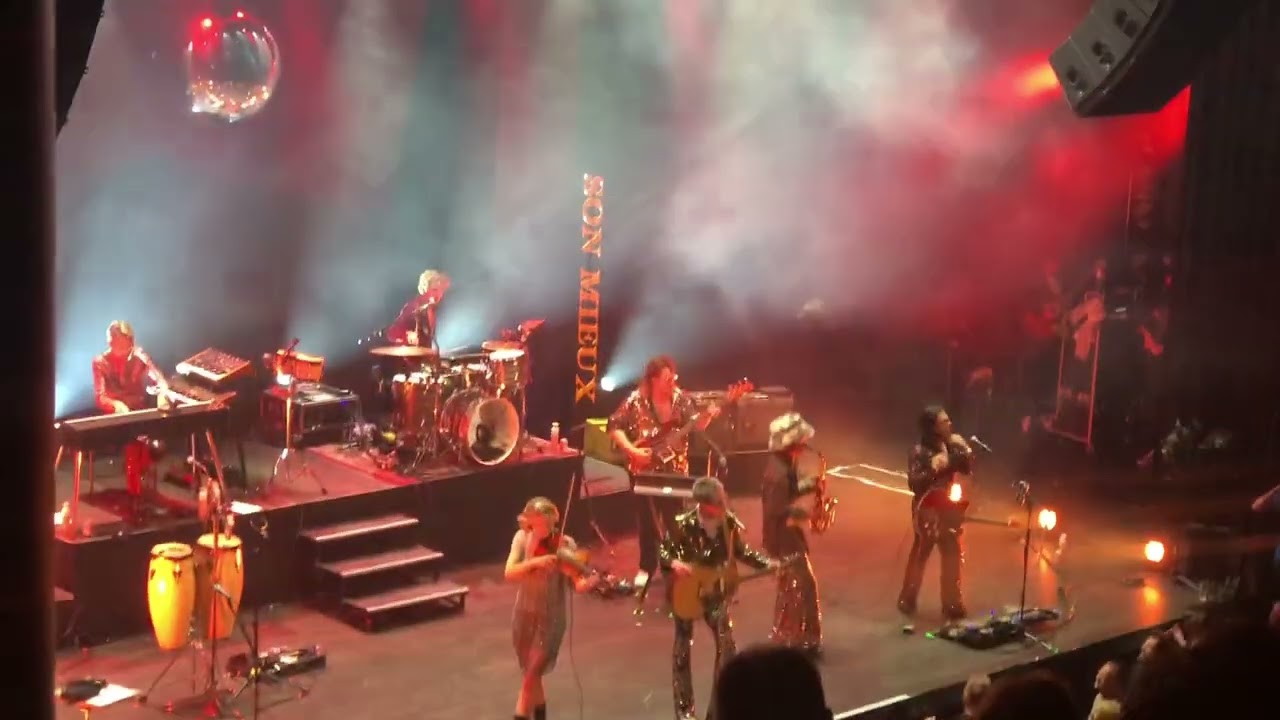 Son Mieux met wat stukjes van diverse nummers in Tivoli Vredenburg op 24-5-2022