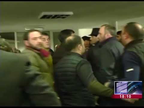 ჩხუბი ბორჯომის საკრებულოში - ერთმანეთს მერიის თანამშრომლები და ნიკა მელია დაუპირისპირდნენ