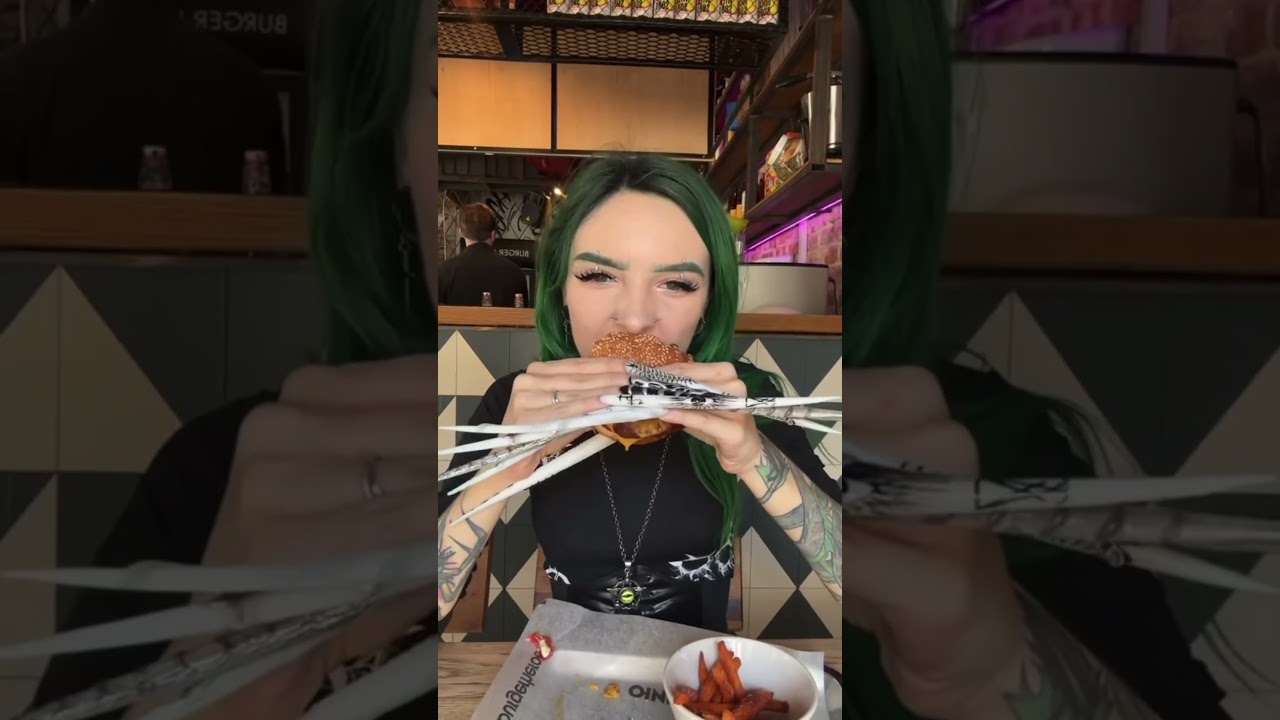 unhas enormes comendo 🫥