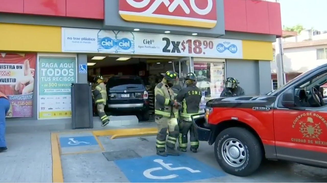 Adulto mayor pierde el control de su auto y se impacta contra tienda de ...