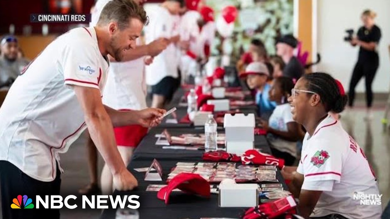 Cincinnati Reds host ‘reverse card signing’ with young fans Cincinnati Reds host ‘reverse card signing’ with young fans
