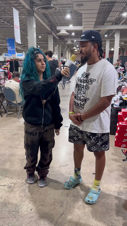 Menyemprotkan semprotan kentut di mikrofon #shorts