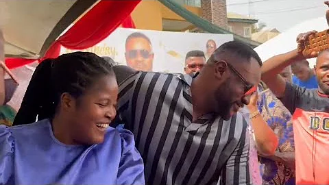 WATCH ODUNLADE ADEKOLA HAS HE DANCE WITH HIS WIFE ON HIS BIRTHDAY AS ENIOLA AJAO MAKE MONEY RAIN