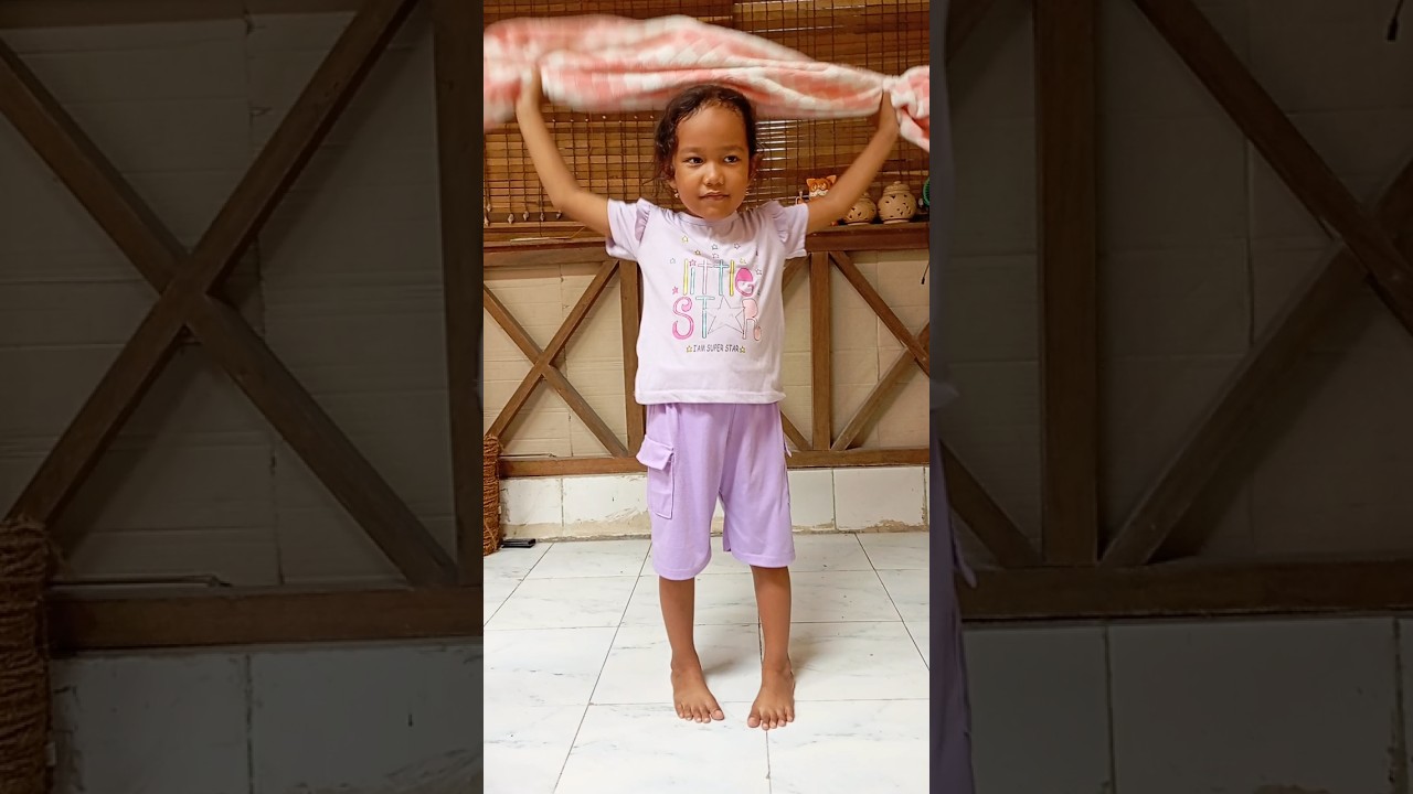 Kalian bisa gak ⁉️ seperti Purwi. Main handuk sulap selip 😁. lucu banget. susah sulit 😂