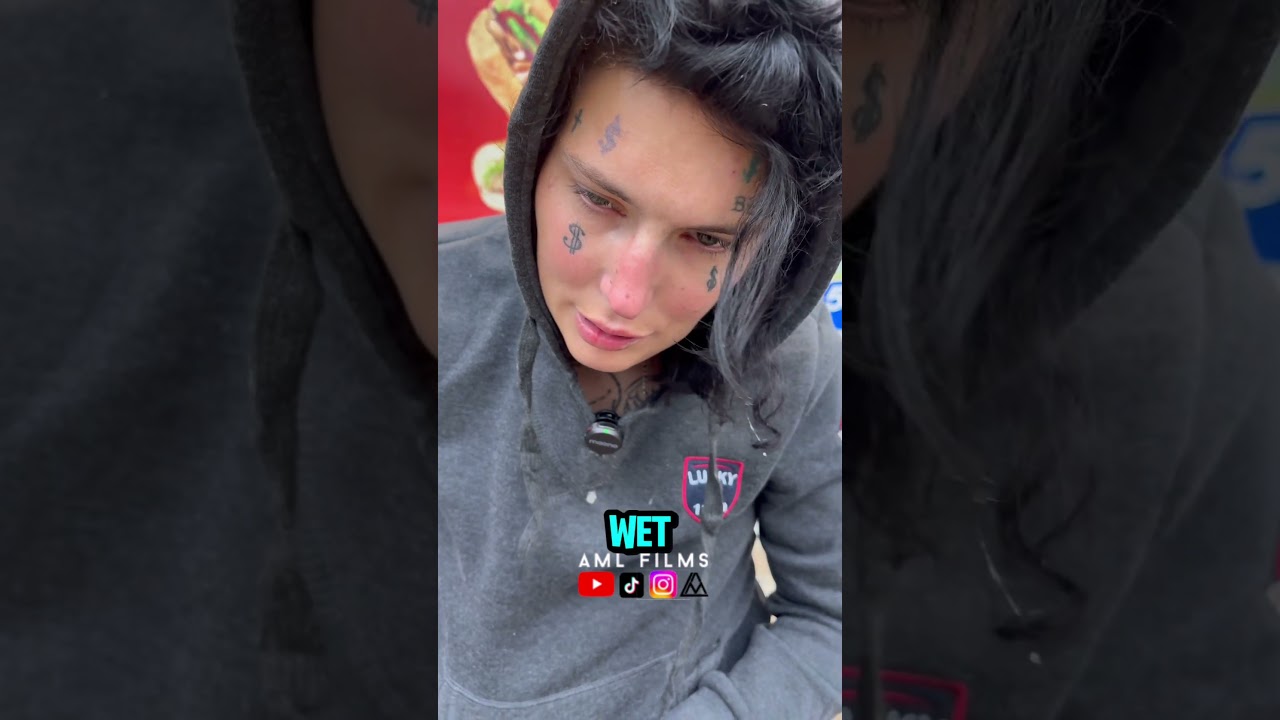 Эмбер на холоде в одних шортах, давайте благословим ее. 