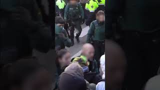 Caída de un Guardia Civil tras intentar arrastrar a un manifestante(11/13) #VillalbaVsSareb #shorts