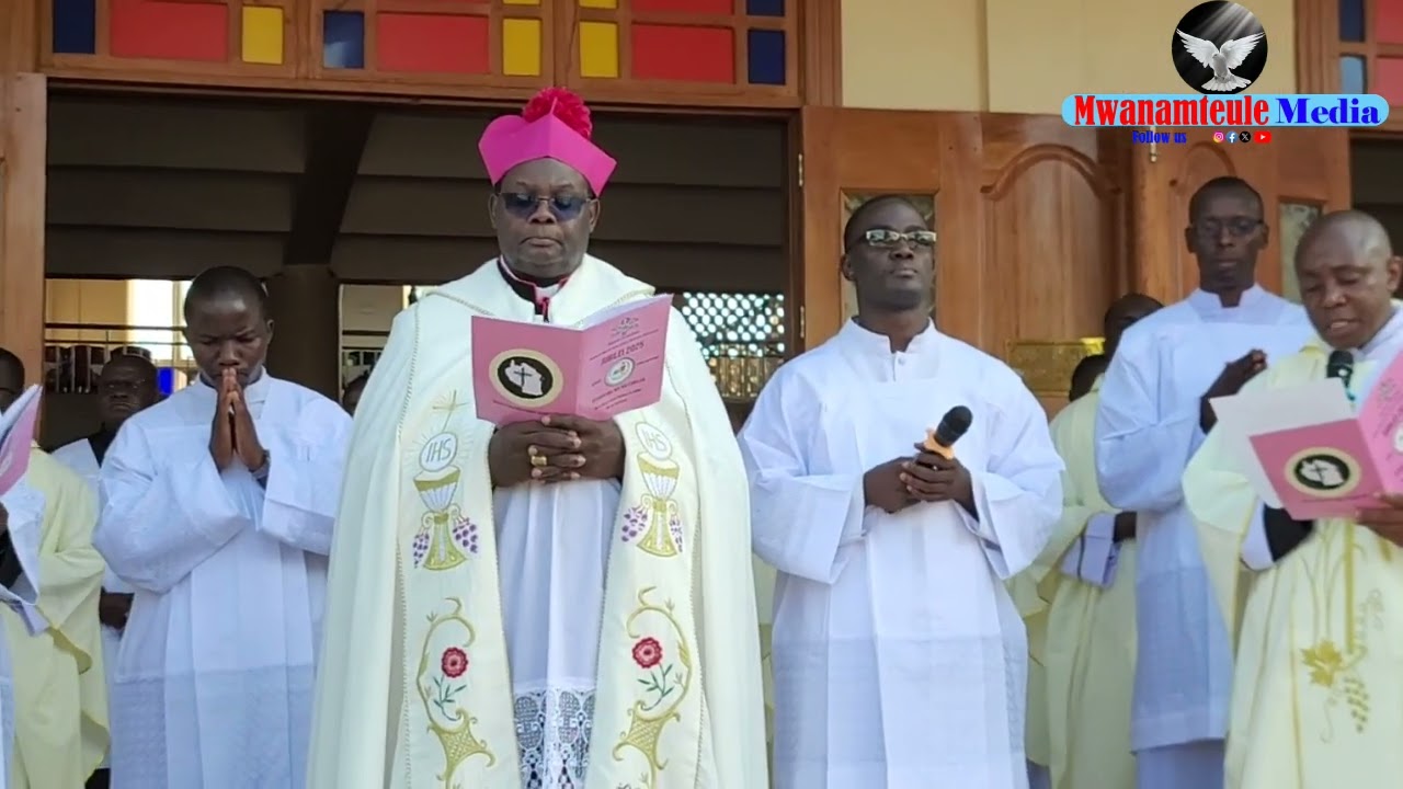 MWITIKIO WA WAAMINI WA JIMBO LA GEITA KATIKA UFUNGUZI WA MWAKA WA JUBILEI.