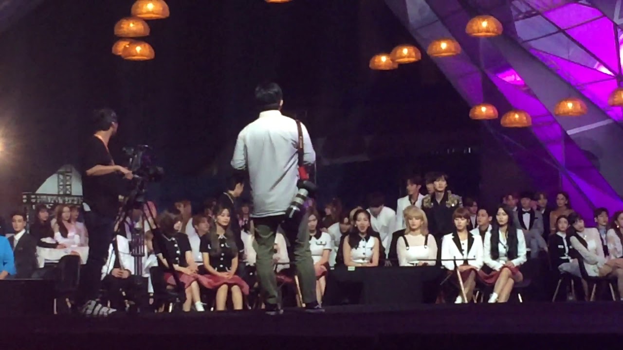 [FANCAM] Twice reaction to Dalla Dalla & ICY - Itzy at Asia Artist Awards