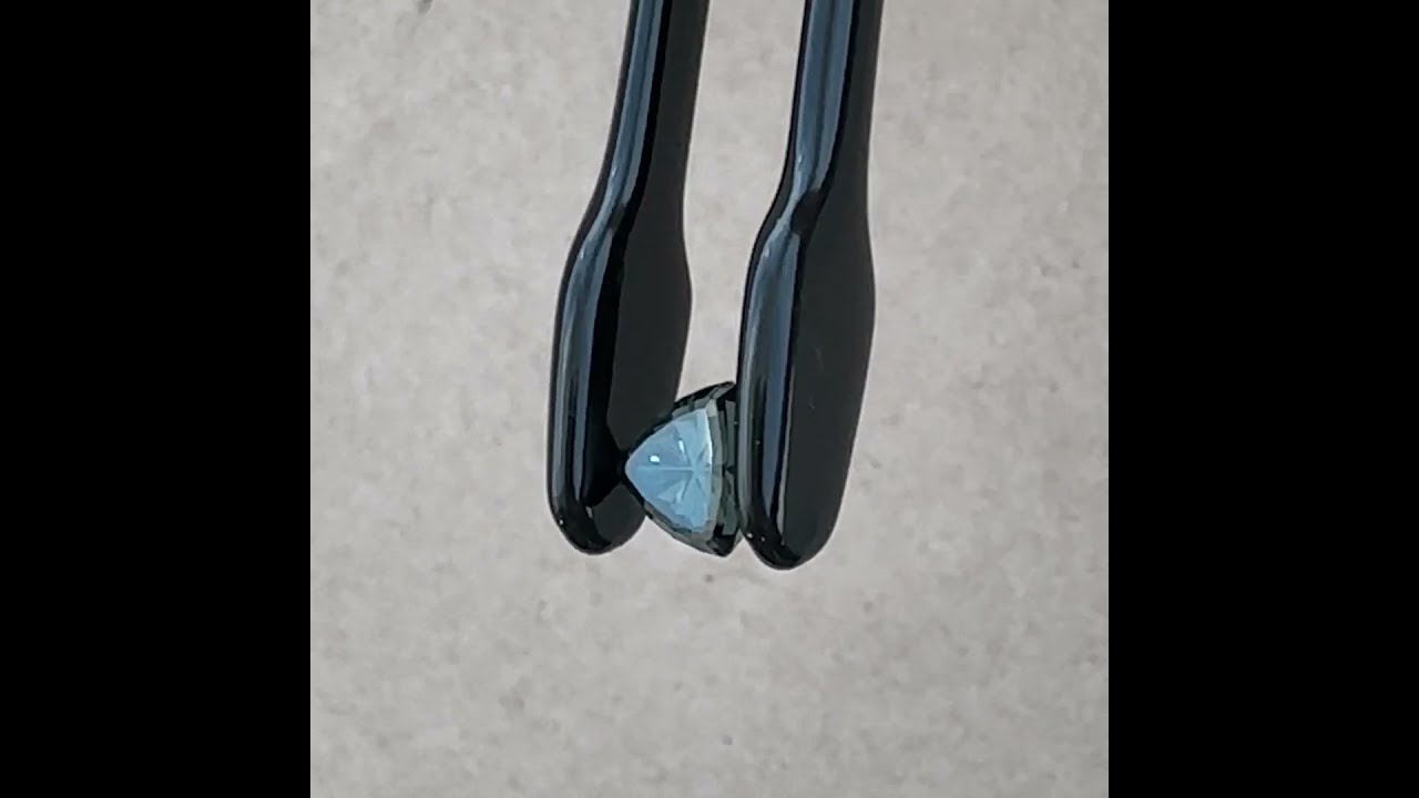 RARE !! SAPHIR BLEU D'AUSTRALIE : 6.5 mm x 4.7 mm