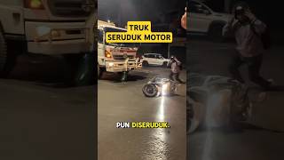 TRUK SERUDUK MOTOR #shortvideo #shortviral #motor #truk #kecelakaan #shorts