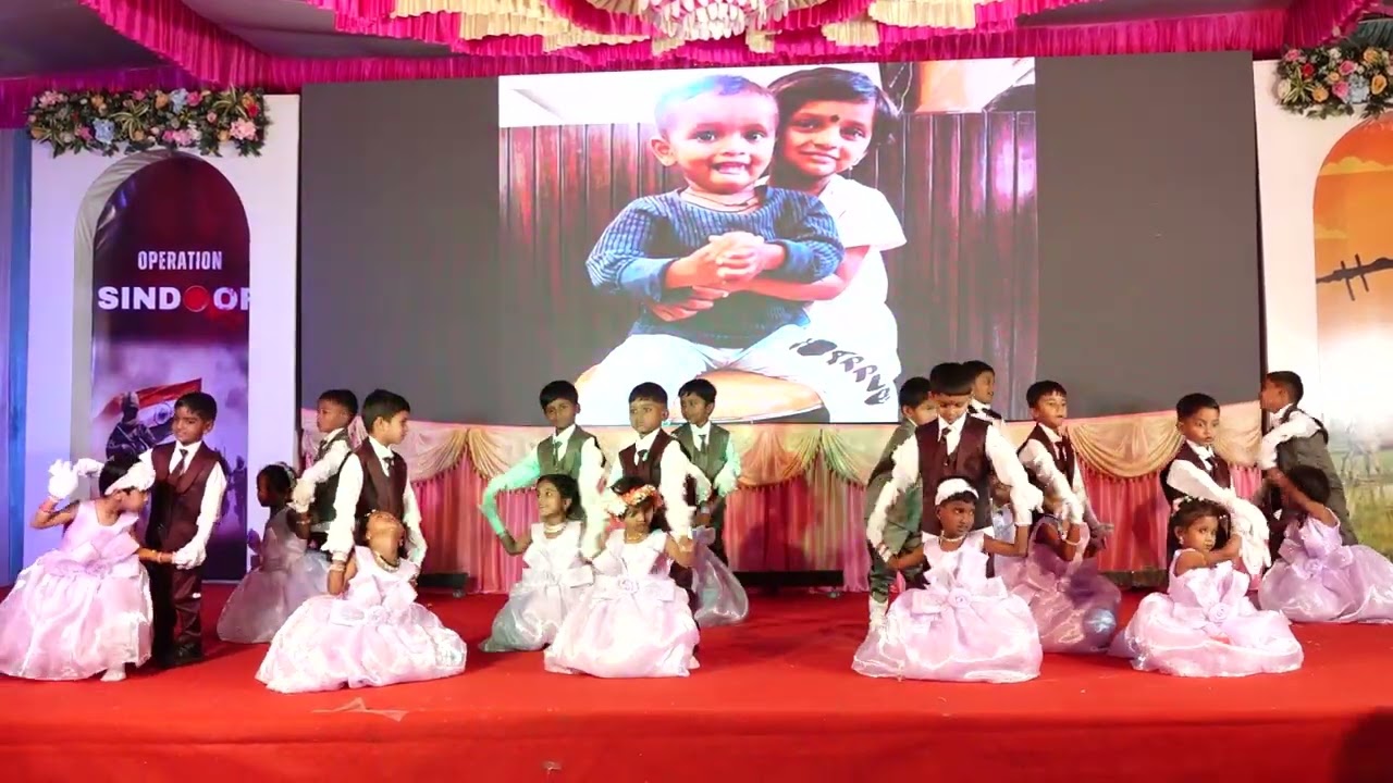 Family theme by our LKG kids 💐