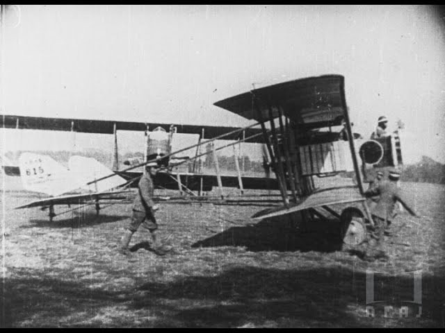 貴重！戦前の複葉機と二人のパイロットの写真です。当時のものです 貴重！戦前の複葉機と二人のパイロットの写真です。当時のもの