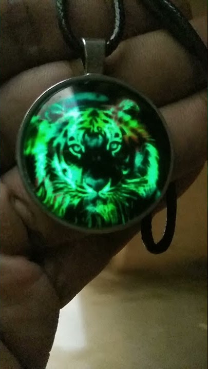 Liontin motif macan bisa nyala dikegelapa