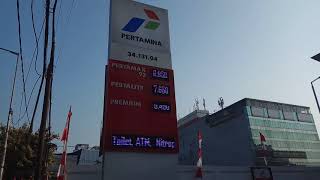 Antri Panjang Isi BBM di SPBU